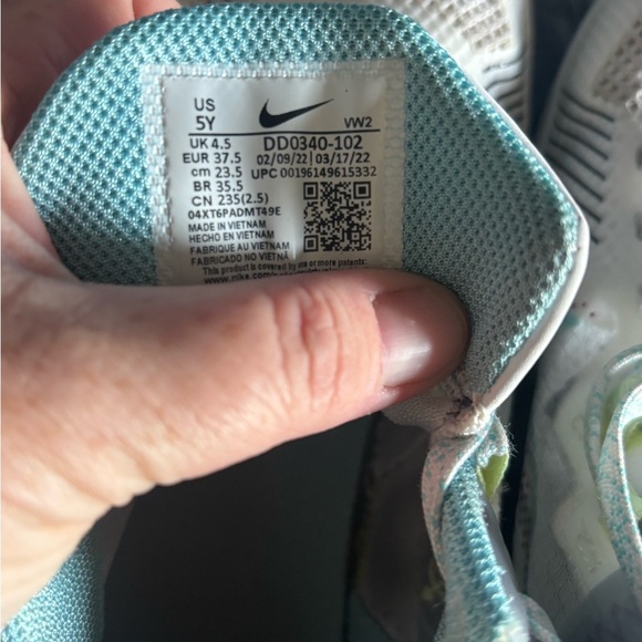 Kyrie Irving Flytrap 5 11/23 1 World 1 People Size 5Y Basketball. - Picture 3 of 6